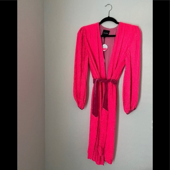 RETROFÊTE Audrey neon pink sequined wrap dress - Picture 4 of 9